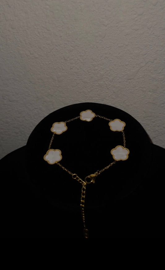 Gold lucky clove bracelet