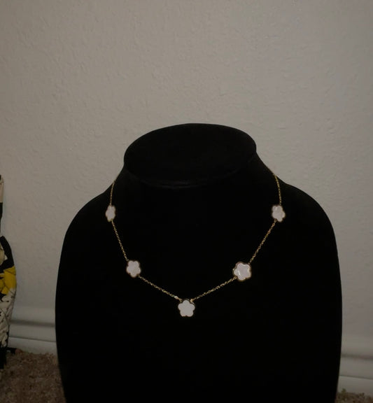 Gold lucky clove necklace